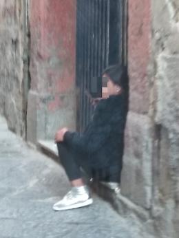 Via Tribunali tra stese, prostitute e parcheggiatori abusivi