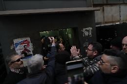 I napoletani applaudono e i poliziotti si abbracciano
