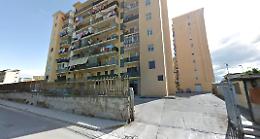 Agguato a pregiudicato, si salva infilandosi nel portone