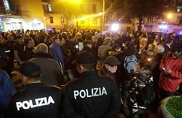 Violentata nella Circum, centinaia di candele rosse in piazza