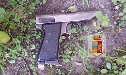 Polizia ritrova pistola in un giardino