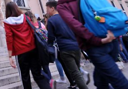 Rissa tra due famiglie davanti al scuola, feriti due minori