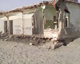 Ruspe sul litorale domizio, abbattute villette abusive. De Luca: «Mare balneabile tutto l'anno, sarà la Romagna del Sud»