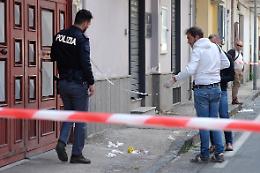 Reagisce alla rapina, i banditi sparano: camionista ferito nel Napoletano