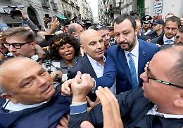 Salvini a Napoli, passeggiata e selfie con i migranti del Vasto. «I camorristi fanno schifo»