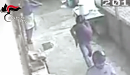 Rapina in casa con caschi e pistola per 100 euro