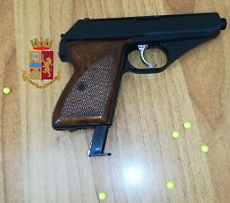 Spara in strada con pistola giocattolo, 14enne nei guai