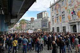 «Apriteci la strada», rabbia sfollati a Genova