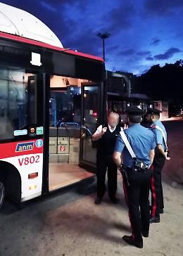 Sfila portafogli sul bus a turista, arresto a piazza Garibaldi