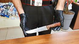 Minacciava automobilisti con un coltello, arrestato