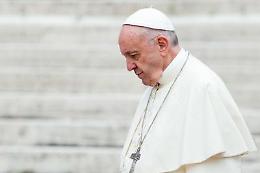 Il Papa cade, «è inciampato ma sta bene»