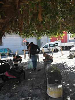 Studenti del Palizzi ripuliscono piazzetta Salazar vandalizzata