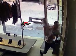 Preso il ladro dei negozi di lusso a Chiaia, rubava con la nipotina in braccio VIDEO