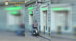 Falso cieco assunto in Comune e sorpreso sullo scooter: sequestrati 110mila euro VIDEO