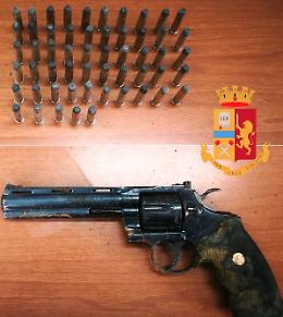 Pistola e cartucce interrate in un fondo agricolo