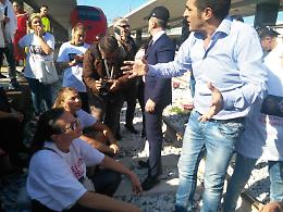 Napoletani scomparsi in Messico, familiari occupano la Stazione: binari liberati dalla polizia. Tre denunciati
