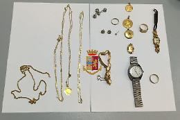 Vicaria, sorpresa con gioielli e documenti falsi: arrestata 37enne