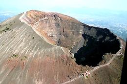 Sciame sismico di 41 scosse sul Vesuvio: «Nessuna anomalia»