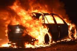 Incendio in concessionaria, distrutte 6 auto
