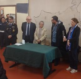 Una targa in ricordo dell'agente Russo
