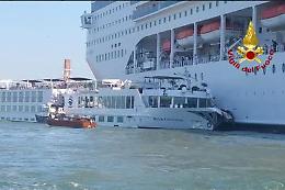 Venezia, scontro tra nave da crociera e barcone turistico