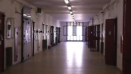 Detenuto con problemi psichiatrici aggredisce tre agenti