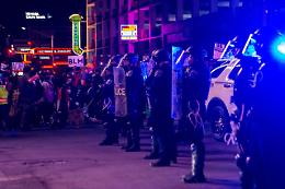 Morte Floyd, le proteste non si fermano