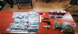 Trovati con oltre 5 kg di droga e armi in casa: 2 arrestati