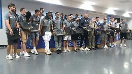 Il Napoli premiato con il calco del piede sinistro di Maradona 