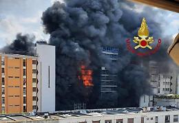 Roma, incendio in palazzo a Colli Aniene: un morto e 17 tra feriti e intossicati