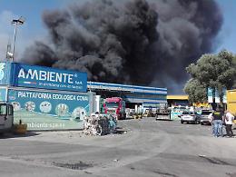 Maxi-incendio a San Vitaliano, Arpac al lavoro. Costa: «Siti di stoccaggio diventino "sensibili"»