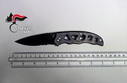 Interviene per sedare lite tra padre e figlio e viene accoltellato, in manette un 18enne