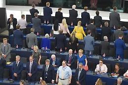 Deputati Brexit voltano spalle a inno europeo
