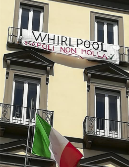 Whirlpool, striscione su Palazzo San Giacomo e domani al San Paolo