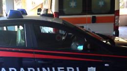 Mamma muore in casa per un improvviso malore, le figlie la vegliano per 3 giorni senza chiedere aiuto