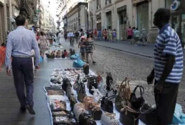 Bancarella “selvaggia” a via Toledo