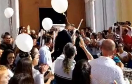 Palloncini bianchi per l'ultimo saluto al piccolo Davide