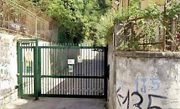 Morta al Parco Cafaro, i vicini: «Non era sola»
