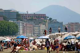 Fase 3 a Napoli, folla su spiagge libere e lidi