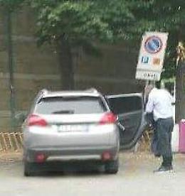 L'assessore parcheggia nel posto dei disabili, bufera all'VIII Municipalità