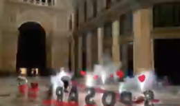 Fuochi d'artificio e musica per la proposta di matrimonio nella Galleria Umberto