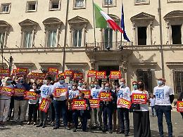 Leghisti “assediano" palazzo Chigi: «Stop invasione migranti»