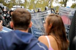 Scuola, in piazza contro la riforma: lancio di vernice al ministero