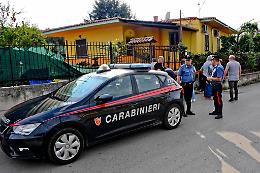 Coppia trovata morta in un appartamento a Castello di Cisterna: ipotesi omicidio-suicidio