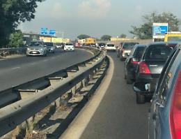 Schianto tra due auto sull'Asse mediano, un morto