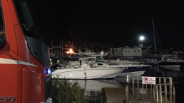 Porto di Castellammare di Stabia. Barca in fiamme