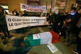 Corteo funebre sul Lungomare per la morte dell'economia campana