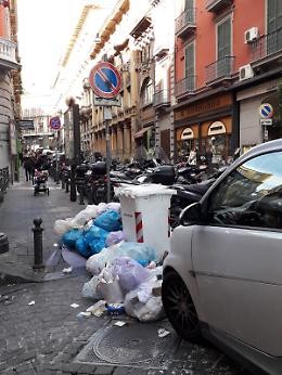 Chiaia, cumuli di rifiuti anche nelle vie del lusso