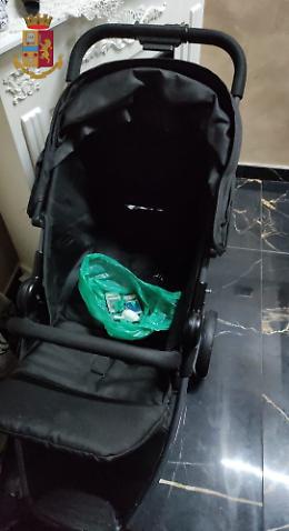 Nasconde droga nel passeggino del figlio, arrestata