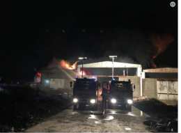 Capannone in fiamme, rischio nube tossica